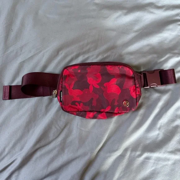 Lululemon Everywhere Belt Bag Lunar New Year 1L - Picture 1 of 5